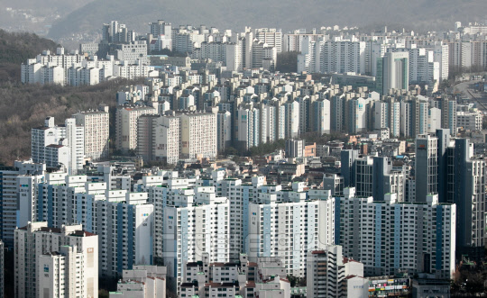 1가구1주택 기준 종합부동산세 부과 대상 주택이 작년보다 21만5천 호 이상 늘어나게 됐다.국토교통부에 따르면 올해 공시가격이 1가구1주택 기준 종부세 부과 대상인 9억 원을 초과한 주택은 전국이 총 52만4천620호, 서울은 41만2천970호로 집계됐다. 사진은 16일 서울 63스퀘어 전망대에서 바라본 아파트 단지 모습. 박동욱기자 fufus@